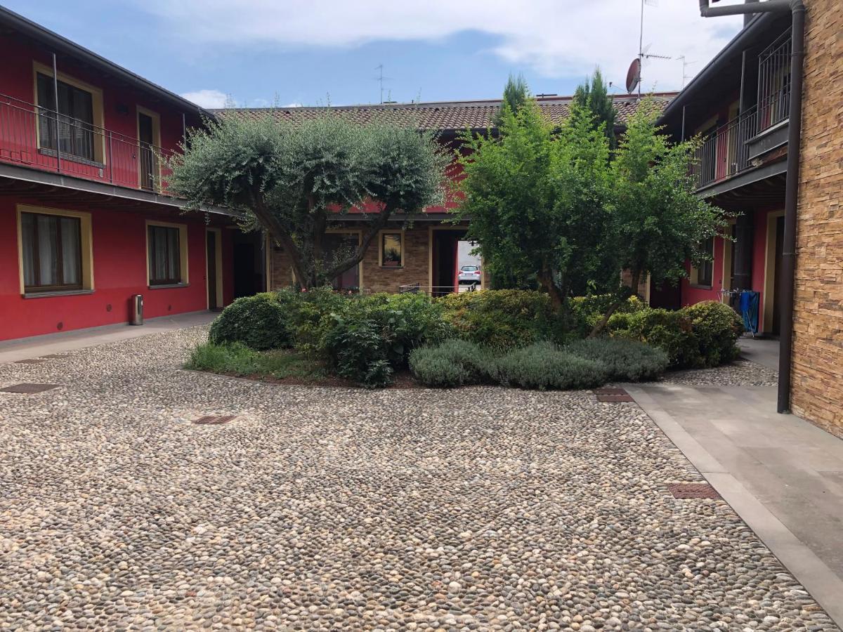 Bergamo Easy Airport Sleep&Fly Parking Apartment Bagian luar foto
